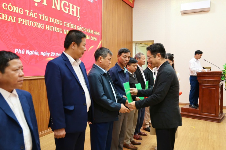 Hội nghị tổng kết công tác tín dụng chính sách xã hội trên địa bàn năm 2025, triển khai phương hướng nhiệm vụ năm 2026- Ảnh 6.