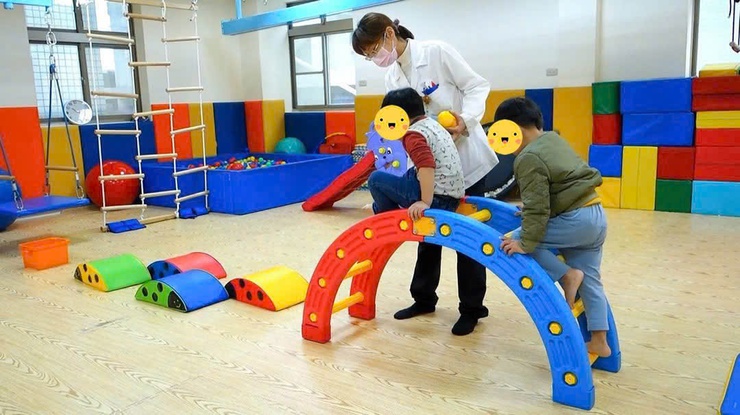 Bệnh viện Phục hồi chức năng Hà Nội lưu ý rối loạn giác quan ở trẻ tự kỷ- Ảnh 1.