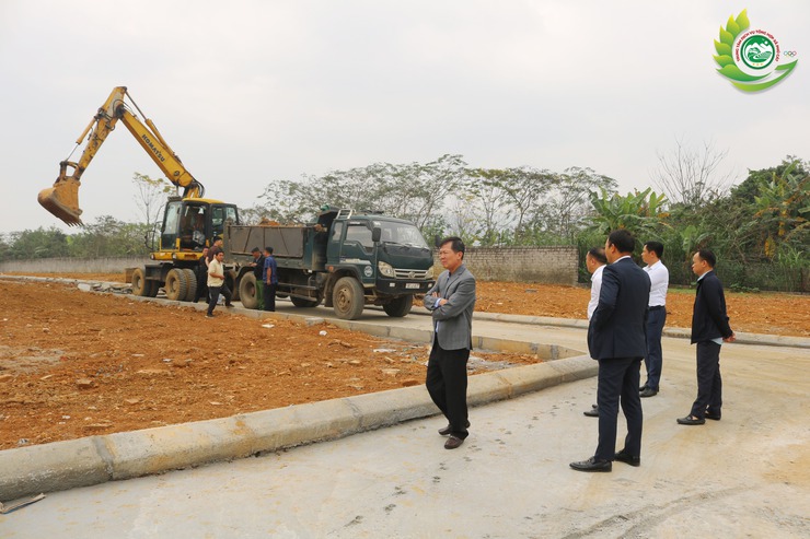 Đồng chí Đàm Công Lợi – Bí thư Đảng ủy, Chủ tịch HĐND xã Phú Cát kiểm tra việc phân lô, tách thửa trái quy định tại thôn Long Phú- Ảnh 1.