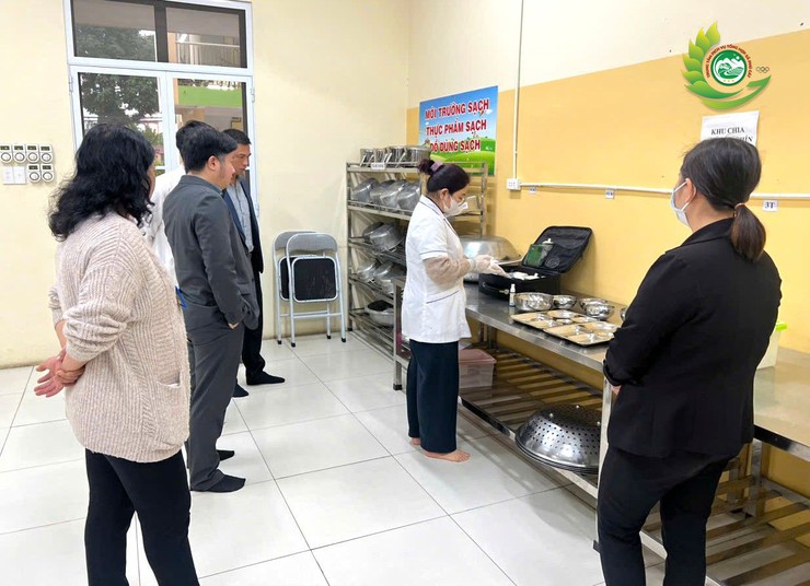 Xã Phú Cát kiểm tra công tác an toàn thực phẩm tại các trường học trên địa bàn- Ảnh 1.