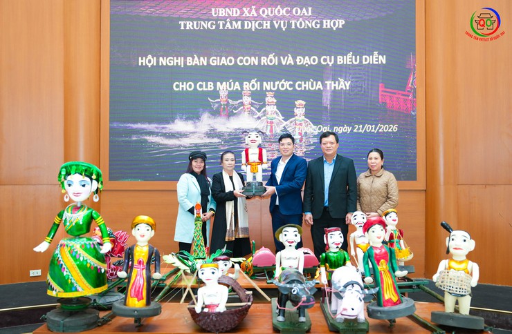 UBND XÃ QUỐC OAI BÀN GIAO CON RỐI, ĐẠO CỤ BIỂU DIỄN CHO CLB MÚA RỐI NƯỚC CHÙA THẦY- Ảnh 1.