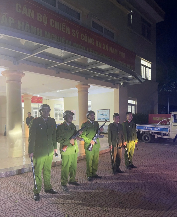 Công an xã Nam Phù tăng cường tuần tra ban đêm, bảo đảm an ninh, an toàn Đại hội đại biểu toàn quốc lần thứ XIV của Đảng- Ảnh 1.