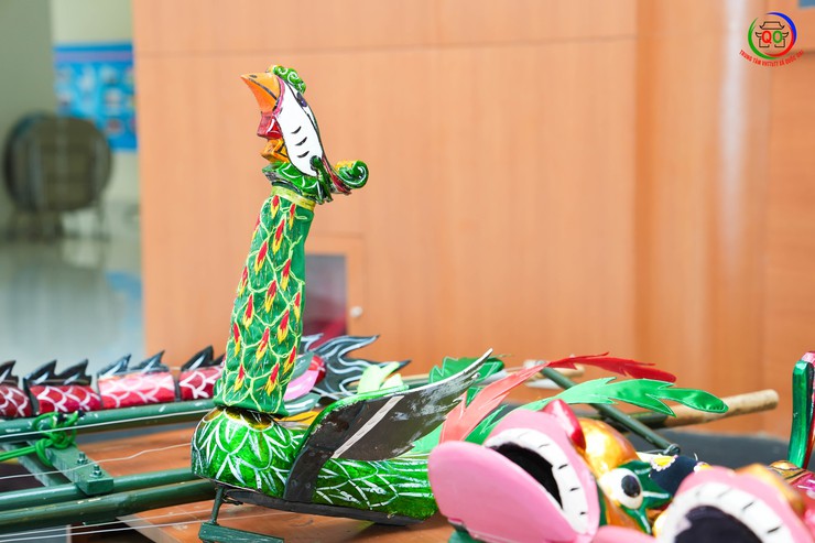 UBND XÃ QUỐC OAI BÀN GIAO CON RỐI, ĐẠO CỤ BIỂU DIỄN CHO CLB MÚA RỐI NƯỚC CHÙA THẦY- Ảnh 10.