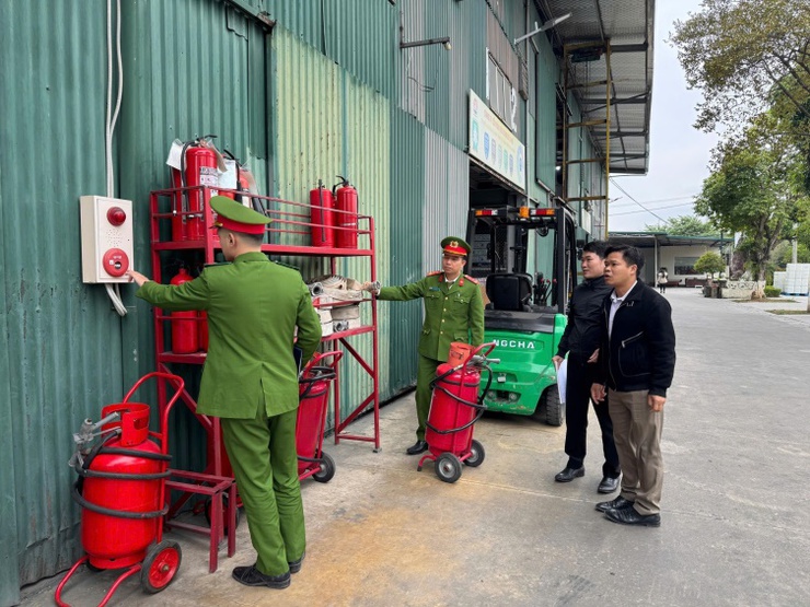 Tăng cường kiểm tra, hướng dẫn an toàn PCCC&CNCH tại các cơ sở sản xuất, kho hàng hóa ở xã Phù Đổng- Ảnh 4.