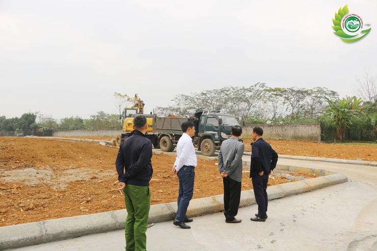 Đồng chí Đàm Công Lợi – Bí thư Đảng ủy, Chủ tịch HĐND xã Phú Cát kiểm tra việc phân lô, tách thửa trái quy định tại thôn Long Phú- Ảnh 2.