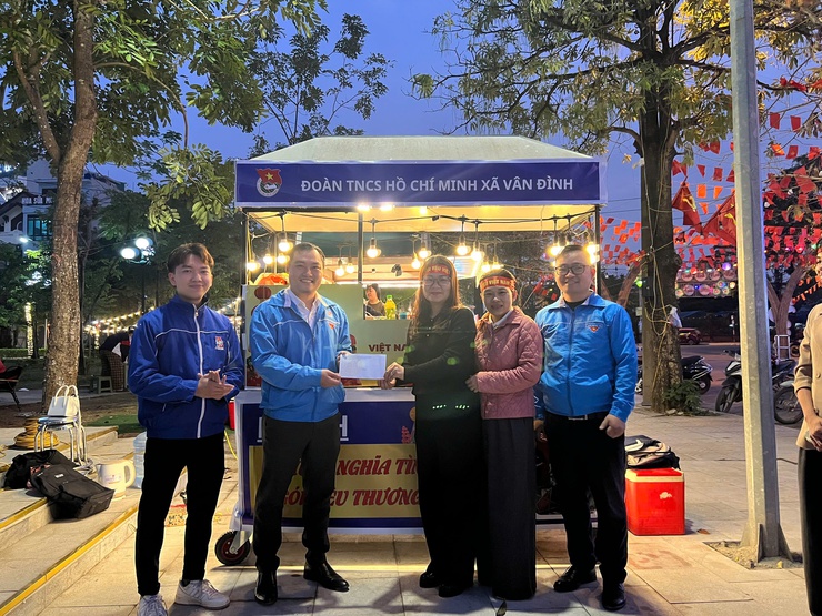 XEM BÓNG ĐÁ - LAN TỎA YÊU THƯƠNG: RA MẮT MÔ HÌNH “LY NƯỚC NGHĨA TÌNH – GÓP YÊU THƯƠNG”- Ảnh 5.