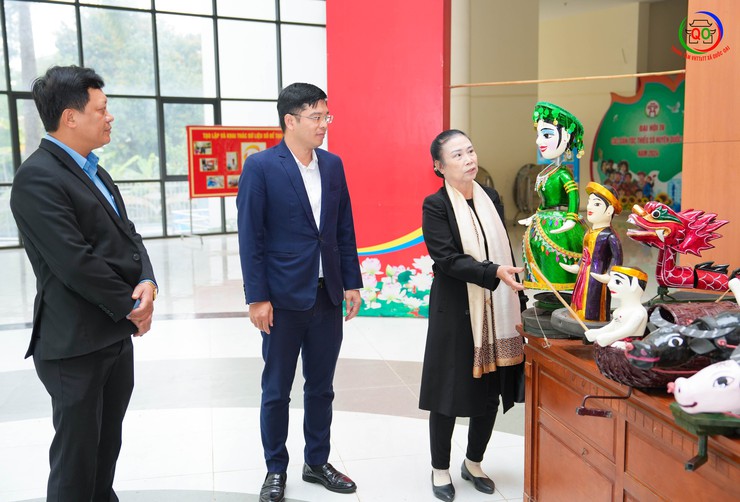 UBND XÃ QUỐC OAI BÀN GIAO CON RỐI, ĐẠO CỤ BIỂU DIỄN CHO CLB MÚA RỐI NƯỚC CHÙA THẦY- Ảnh 2.