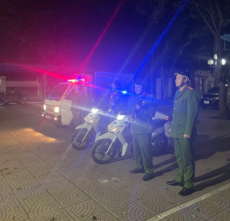 Công an xã Nam Phù tăng cường tuần tra ban đêm, bảo đảm an ninh, an toàn Đại hội đại biểu toàn quốc lần thứ XIV của Đảng- Ảnh 4.