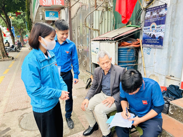 Mặt trận Tổ quốc và các đoàn thể chính trị – xã hội phường Long Biên ra quân thực hiện phương án “khoán quản” 09- Ảnh 1.