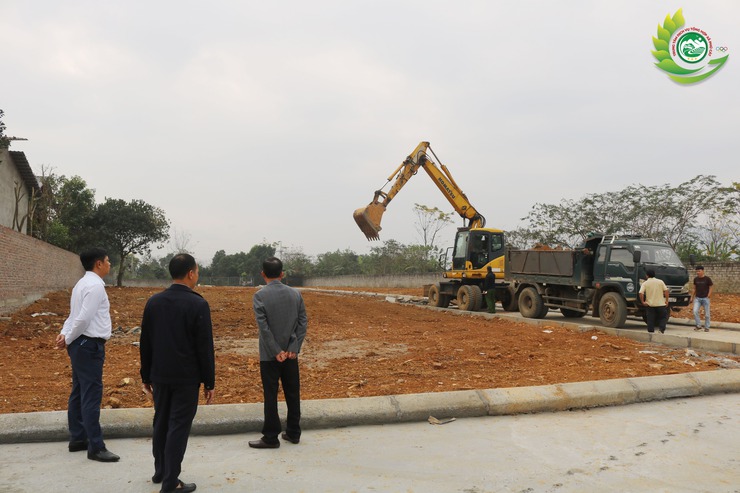 Đồng chí Đàm Công Lợi – Bí thư Đảng ủy, Chủ tịch HĐND xã Phú Cát kiểm tra việc phân lô, tách thửa trái quy định tại thôn Long Phú- Ảnh 3.