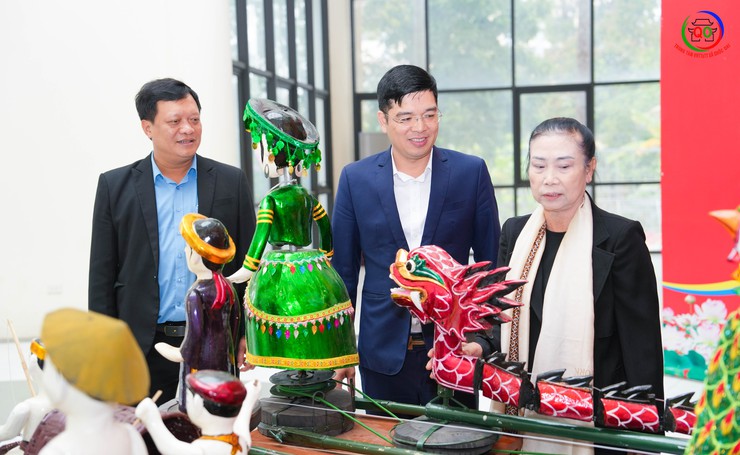 UBND XÃ QUỐC OAI BÀN GIAO CON RỐI, ĐẠO CỤ BIỂU DIỄN CHO CLB MÚA RỐI NƯỚC CHÙA THẦY- Ảnh 3.