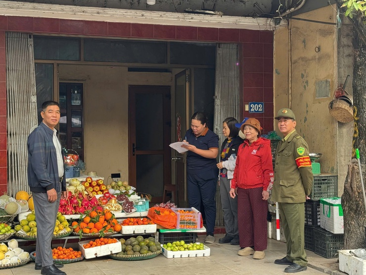 Mặt trận Tổ quốc và các đoàn thể chính trị – xã hội phường Long Biên ra quân thực hiện phương án “khoán quản” 09- Ảnh 3.