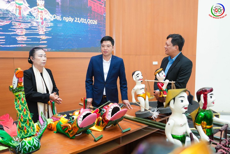 UBND XÃ QUỐC OAI BÀN GIAO CON RỐI, ĐẠO CỤ BIỂU DIỄN CHO CLB MÚA RỐI NƯỚC CHÙA THẦY- Ảnh 4.