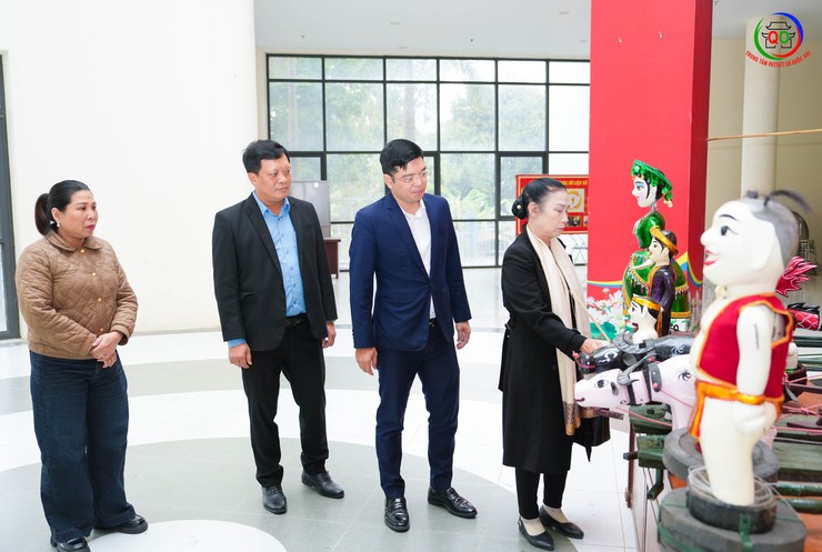 UBND XÃ QUỐC OAI BÀN GIAO CON RỐI, ĐẠO CỤ BIỂU DIỄN CHO CLB MÚA RỐI NƯỚC CHÙA THẦY- Ảnh 5.