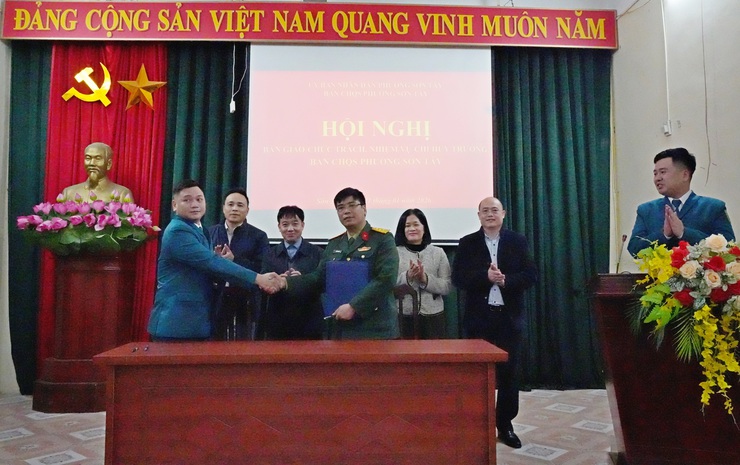 PHƯỜNG SƠN TÂY TỔ CHỨC HỘI NGHỊ BÀN GIAO CHỨC TRÁCH, NHIỆM VỤ CHỈ HUY TRƯỞNG BAN CHỈ HUY QUÂN SỰ PHƯỜNG- Ảnh 3.