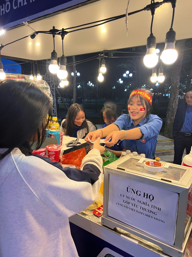 XEM BÓNG ĐÁ - LAN TỎA YÊU THƯƠNG: RA MẮT MÔ HÌNH “LY NƯỚC NGHĨA TÌNH – GÓP YÊU THƯƠNG”- Ảnh 3.