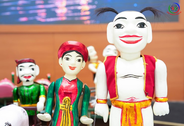 UBND XÃ QUỐC OAI BÀN GIAO CON RỐI, ĐẠO CỤ BIỂU DIỄN CHO CLB MÚA RỐI NƯỚC CHÙA THẦY- Ảnh 6.