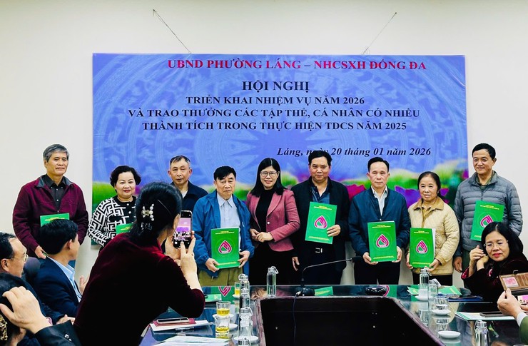PHƯỜNG LÁNG TRIỂN KHAI TÍN DỤNG CHÍNH SÁCH NĂM 2026, KHEN THƯỞNG CÁC TẬP THỂ, CÁ NHÂN TIÊU BIỂU NĂM 2025- Ảnh 1.