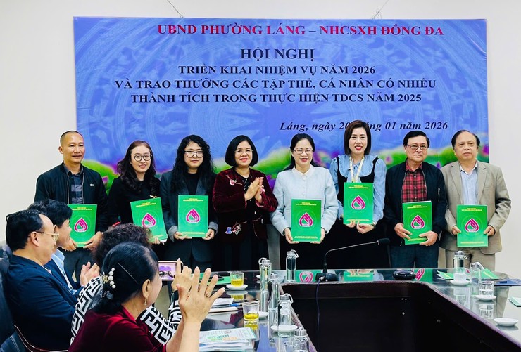 PHƯỜNG LÁNG TRIỂN KHAI TÍN DỤNG CHÍNH SÁCH NĂM 2026, KHEN THƯỞNG CÁC TẬP THỂ, CÁ NHÂN TIÊU BIỂU NĂM 2025- Ảnh 2.