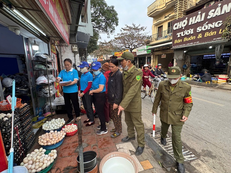 Mặt trận Tổ quốc và các đoàn thể chính trị – xã hội phường Long Biên ra quân thực hiện phương án “khoán quản” 09- Ảnh 2.