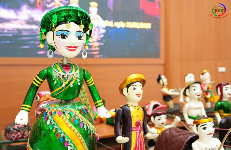 UBND XÃ QUỐC OAI BÀN GIAO CON RỐI, ĐẠO CỤ BIỂU DIỄN CHO CLB MÚA RỐI NƯỚC CHÙA THẦY- Ảnh 7.