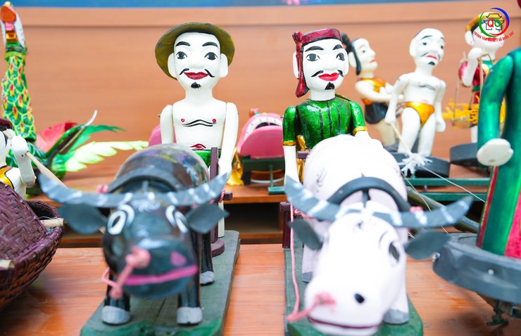 UBND XÃ QUỐC OAI BÀN GIAO CON RỐI, ĐẠO CỤ BIỂU DIỄN CHO CLB MÚA RỐI NƯỚC CHÙA THẦY- Ảnh 8.