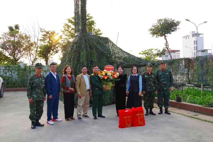 MTTQ PHƯỜNG YÊN NGHĨA THĂM, ĐỘNG VIÊN LỰC LƯỢNG QUÂN ĐỘI LÀM NHIỆM VỤ BẢO VỆ ĐẠI HỘI XIV CỦA ĐẢNG- Ảnh 1.
