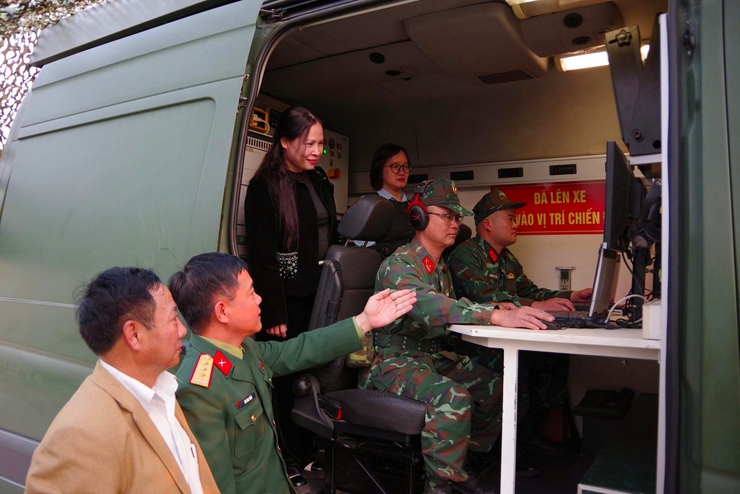 MTTQ PHƯỜNG YÊN NGHĨA THĂM, ĐỘNG VIÊN LỰC LƯỢNG QUÂN ĐỘI LÀM NHIỆM VỤ BẢO VỆ ĐẠI HỘI XIV CỦA ĐẢNG- Ảnh 2.