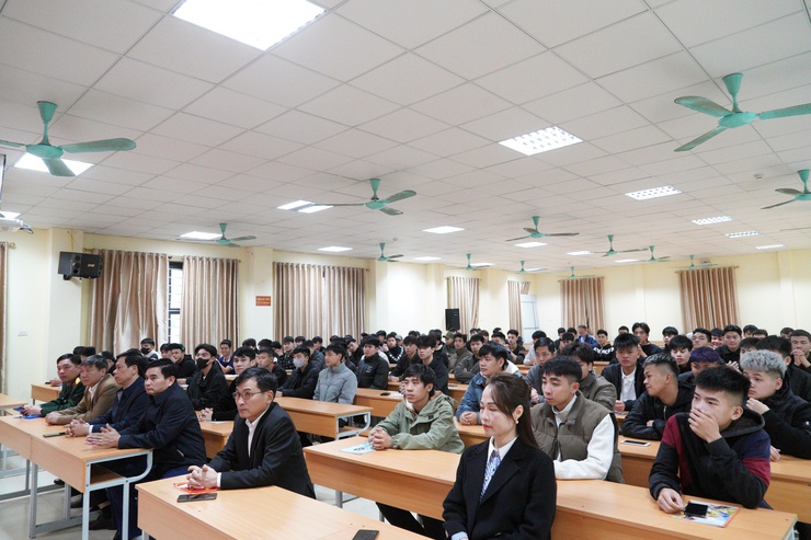 Công dân tham gia nghĩa vụ Quân sự và nghĩa vụ Công an nhân dân năm 2026 được bồi dưỡng nhận thức về Đảng- Ảnh 1.