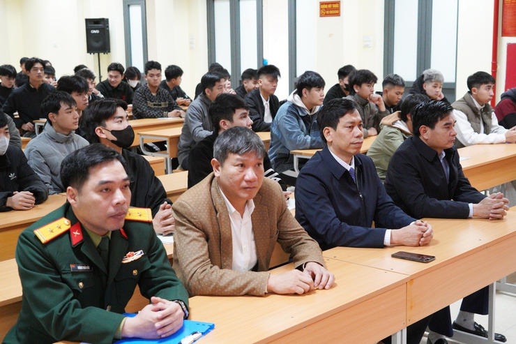 Công dân tham gia nghĩa vụ Quân sự và nghĩa vụ Công an nhân dân năm 2026 được bồi dưỡng nhận thức về Đảng- Ảnh 2.