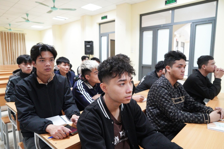 Công dân tham gia nghĩa vụ Quân sự và nghĩa vụ Công an nhân dân năm 2026 được bồi dưỡng nhận thức về Đảng- Ảnh 8.