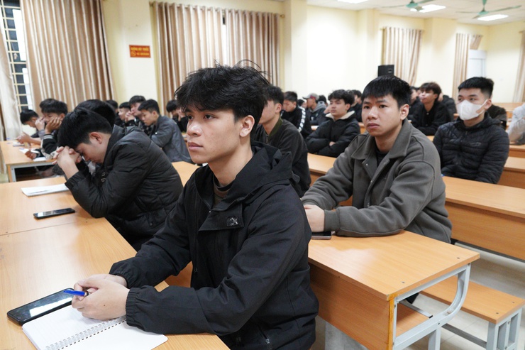 Công dân tham gia nghĩa vụ Quân sự và nghĩa vụ Công an nhân dân năm 2026 được bồi dưỡng nhận thức về Đảng- Ảnh 9.