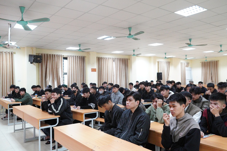 Công dân tham gia nghĩa vụ Quân sự và nghĩa vụ Công an nhân dân năm 2026 được bồi dưỡng nhận thức về Đảng- Ảnh 7.