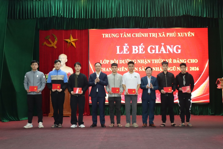 Bế giảng lớp bồi dưỡng nhận thức về đảng cho thanh niên sẵn sàng nhập ngũ năm 2026- Ảnh 3.