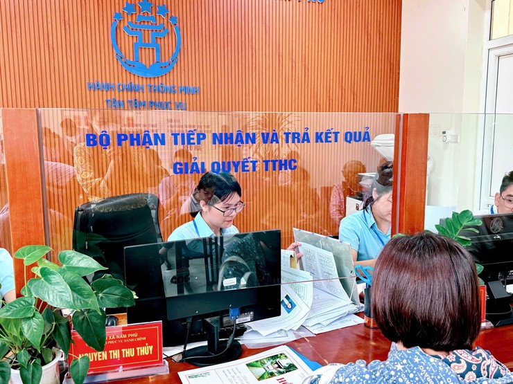 Hà Nội trao quyền giải quyết thủ tục lao động nước ngoài và người có công về 126 xã, phường- Ảnh 1.