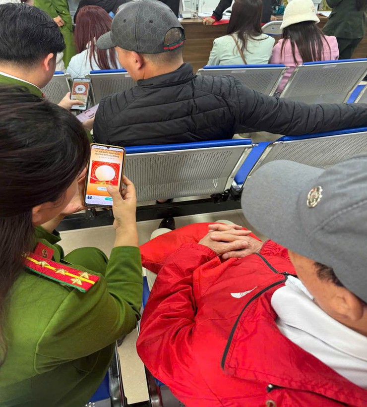 Công an phường Thanh Liệt: Hướng dẫn người dân - Lan tỏa thông điệp chào mừng Đại hội XIV của Đảng- Ảnh 3.