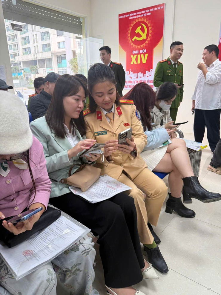 Công an phường Thanh Liệt: Hướng dẫn người dân - Lan tỏa thông điệp chào mừng Đại hội XIV của Đảng- Ảnh 4.