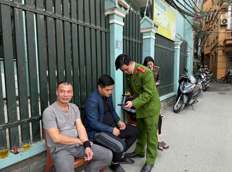 Công an phường Thanh Liệt: Hướng dẫn người dân - Lan tỏa thông điệp chào mừng Đại hội XIV của Đảng- Ảnh 2.