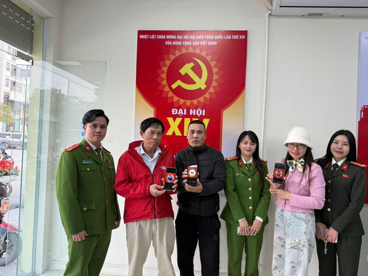 Công an phường Thanh Liệt: Hướng dẫn người dân - Lan tỏa thông điệp chào mừng Đại hội XIV của Đảng- Ảnh 1.