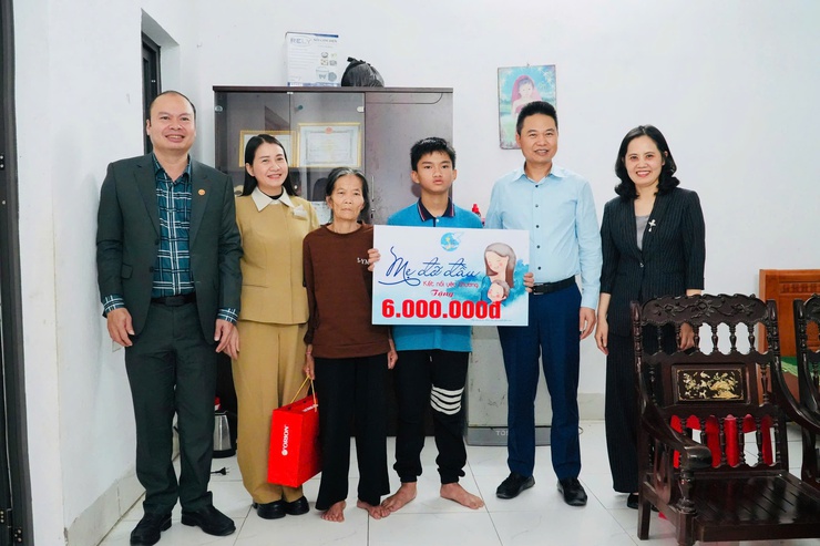 Trao quà đỡ đầu cho học sinh có hoàn cảnh khó khăn tại thôn Từ Thuận - Ảnh 1.