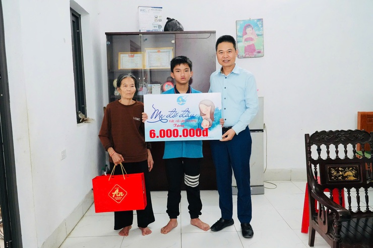 Trao quà đỡ đầu cho học sinh có hoàn cảnh khó khăn tại thôn Từ Thuận - Ảnh 3.