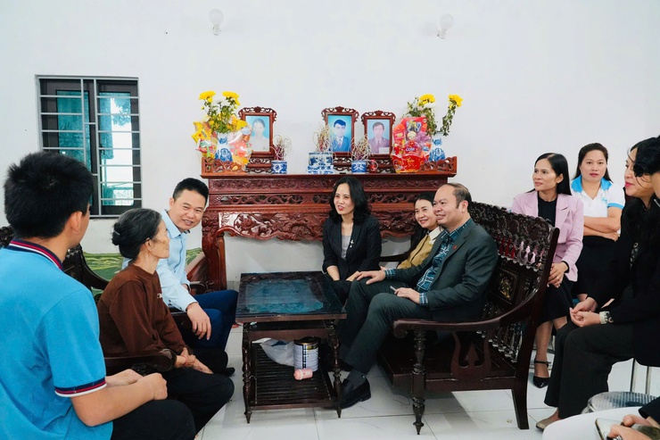 Trao quà đỡ đầu cho học sinh có hoàn cảnh khó khăn tại thôn Từ Thuận - Ảnh 2.