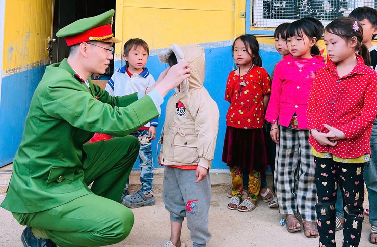 Chung sức vì cộng đồng: Đoàn thanh niên, Chi hội phụ nữ Công an xã Bát Tràng trong Chương trình "Tình nguyện mùa đông – Xuân tình nguyện 2026"- Ảnh 7.