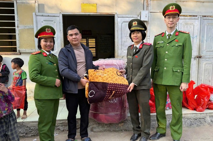 Chung sức vì cộng đồng: Đoàn thanh niên, Chi hội phụ nữ Công an xã Bát Tràng trong Chương trình "Tình nguyện mùa đông – Xuân tình nguyện 2026"- Ảnh 6.