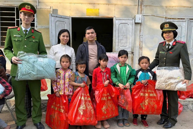 Chung sức vì cộng đồng: Đoàn thanh niên, Chi hội phụ nữ Công an xã Bát Tràng trong Chương trình "Tình nguyện mùa đông – Xuân tình nguyện 2026"- Ảnh 4.