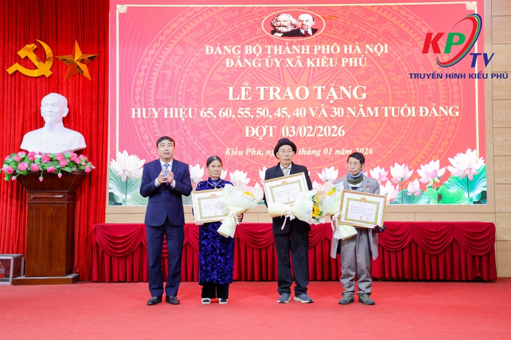 Đảng ủy xã Kiều Phú tổ chức trao tặng Huy hiệu Đảng đợt 3/2/2026.- Ảnh 4.