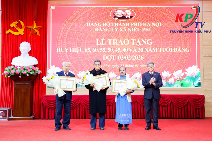 Đảng ủy xã Kiều Phú tổ chức trao tặng Huy hiệu Đảng đợt 3/2/2026.- Ảnh 5.