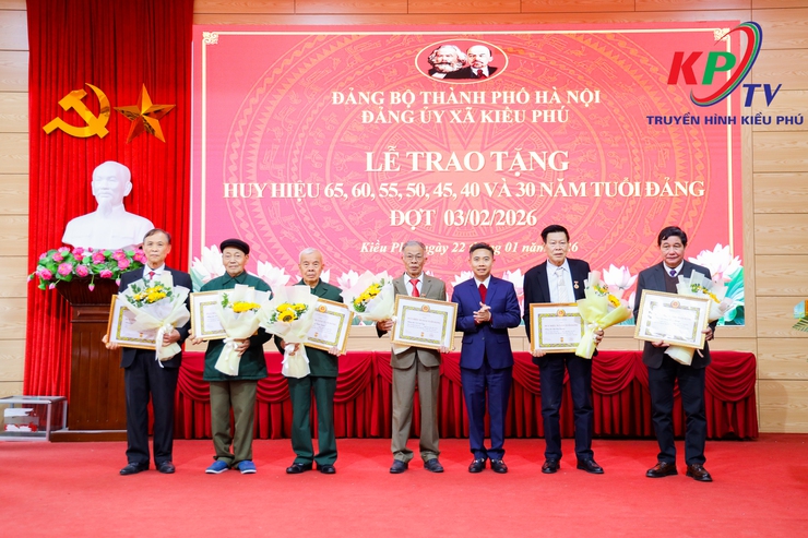 Đảng ủy xã Kiều Phú tổ chức trao tặng Huy hiệu Đảng đợt 3/2/2026.- Ảnh 6.