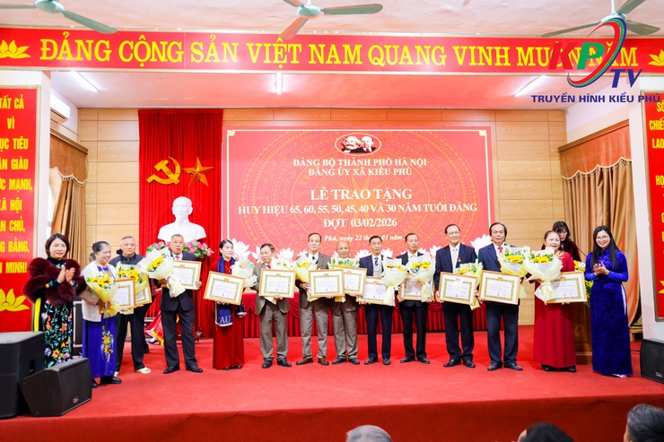 Đảng ủy xã Kiều Phú tổ chức trao tặng Huy hiệu Đảng đợt 3/2/2026.- Ảnh 7.