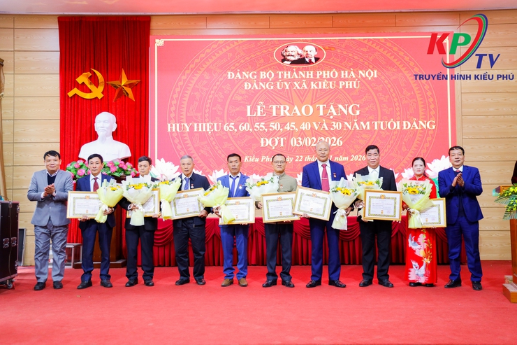 Đảng ủy xã Kiều Phú tổ chức trao tặng Huy hiệu Đảng đợt 3/2/2026.- Ảnh 8.